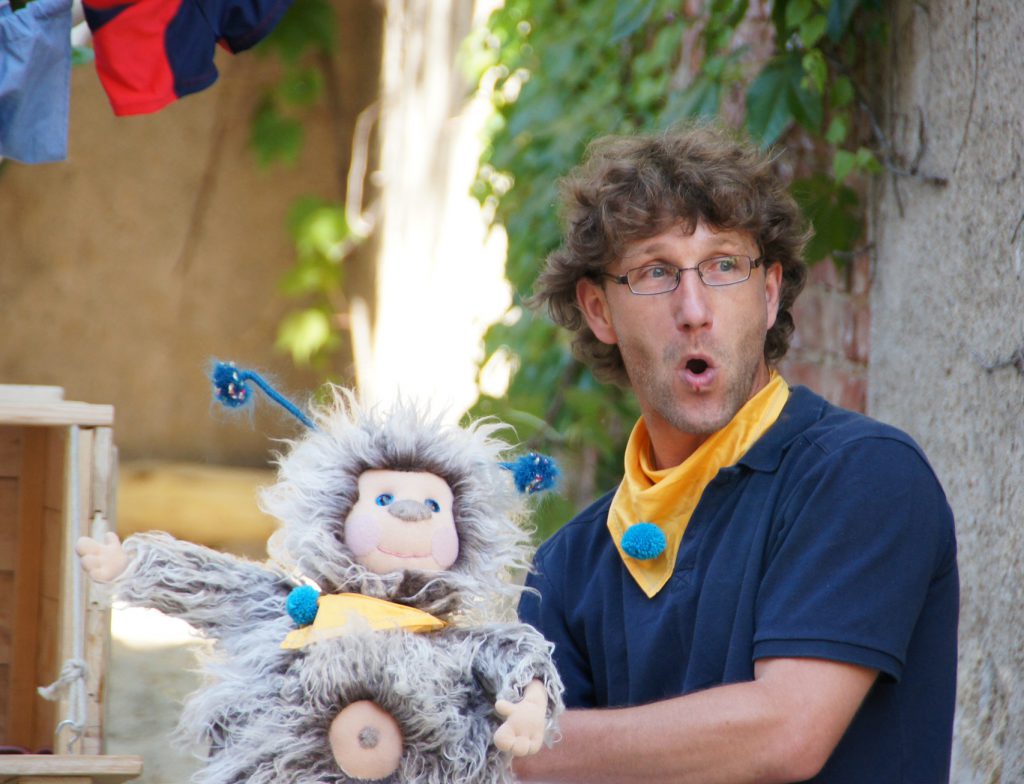 Bühnenfoto aus dem Stück Puschel geht auf Sommerreise