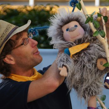 Bühnenfoto aus dem Stück Puschel geht auf Sommerreise