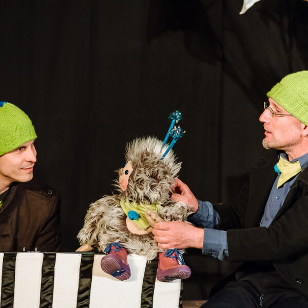 Bühnenfoto aus dem Stück Puschel sucht den Frühling