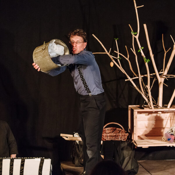 Bühnenfoto aus dem Stück Puschel sucht den Frühling