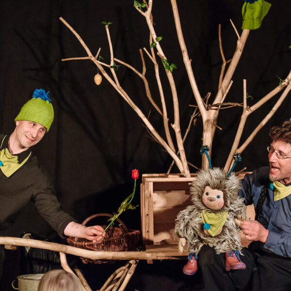 Bühnenfoto aus dem Stück Puschel sucht den Frühling