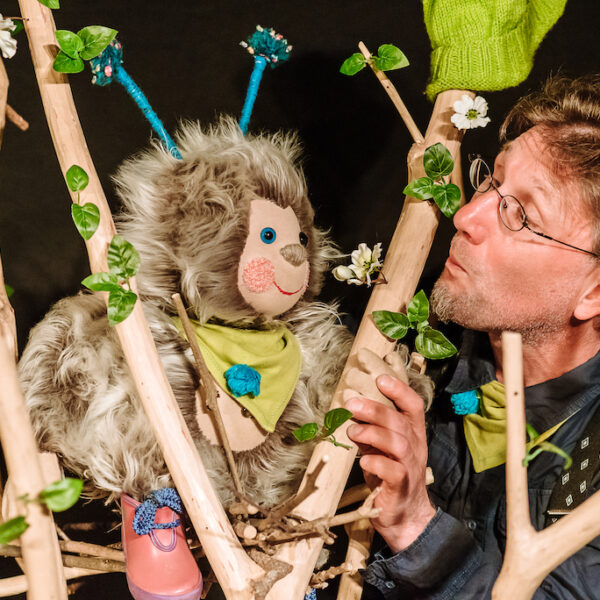 Bühnenfoto aus dem Stück Puschel sucht den Frühling