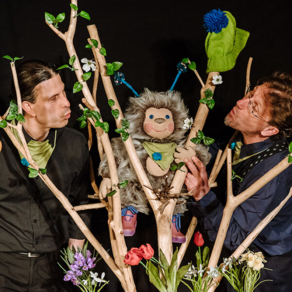 Bühnenfoto aus dem Stück Puschel sucht den Frühling