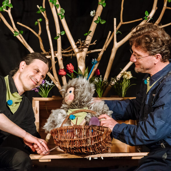 Bühnenfoto aus dem Stück Puschel sucht den Frühling
