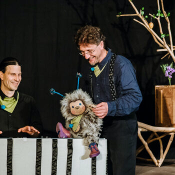 Bühnenfoto aus dem Stück Puschel sucht den Frühling
