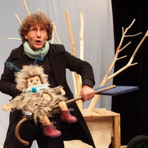 Bühnenfoto aus dem Stück Puschel und der Winterschlaf