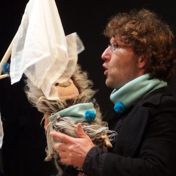 Bühnenfoto aus dem Stück Puschel und der Winterschlaf