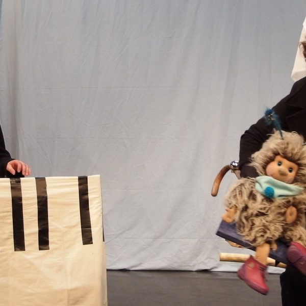 Bühnenfoto aus dem Stück Puschel und der Winterschlaf