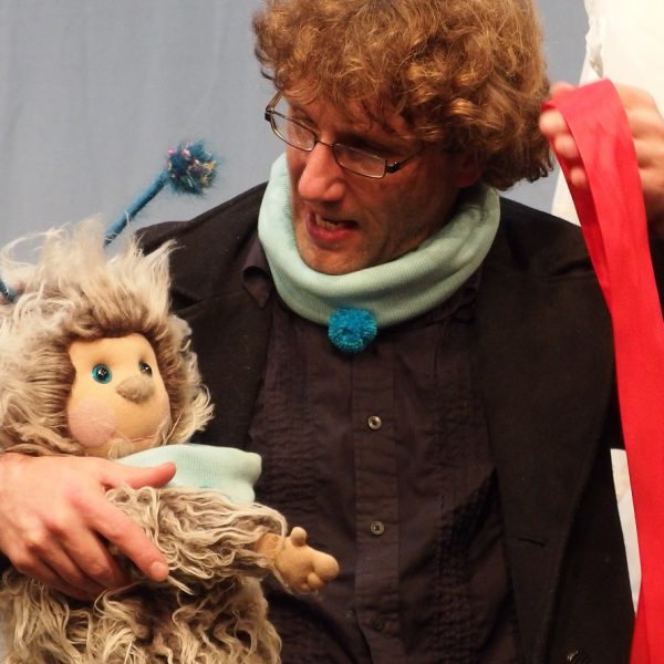 Bühnenfoto aus dem Stück Puschel und der Winterschlaf