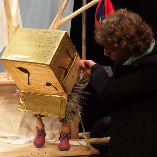 Bühnenfoto aus dem Stück Puschel und der Winterschlaf