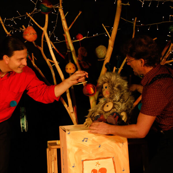 Bühnenfoto aus dem Stück Puschel und das Weihnachtskugeln