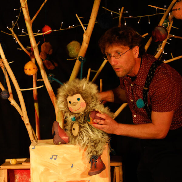 Bühnenfoto aus dem Stück Puschel und das Weihnachtskugeln