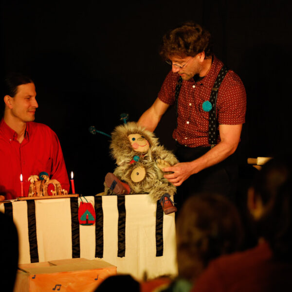 Bühnenfoto aus dem Stück Puschel und das Weihnachtskugeln