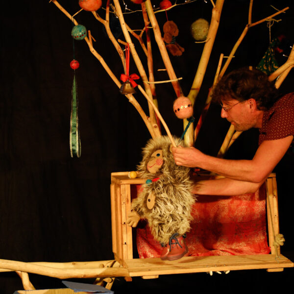 Bühnenfoto aus dem Stück Puschel und das Weihnachtskugeln