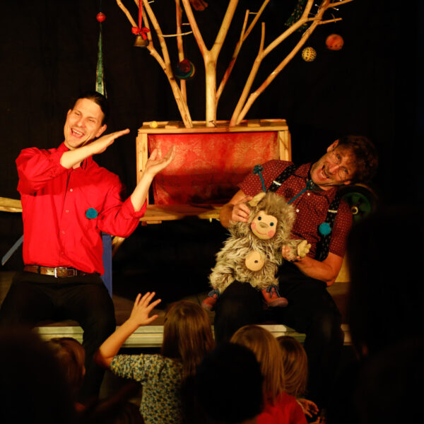 Bühnenfoto aus dem Stück Puschel und das Weihnachtskugeln