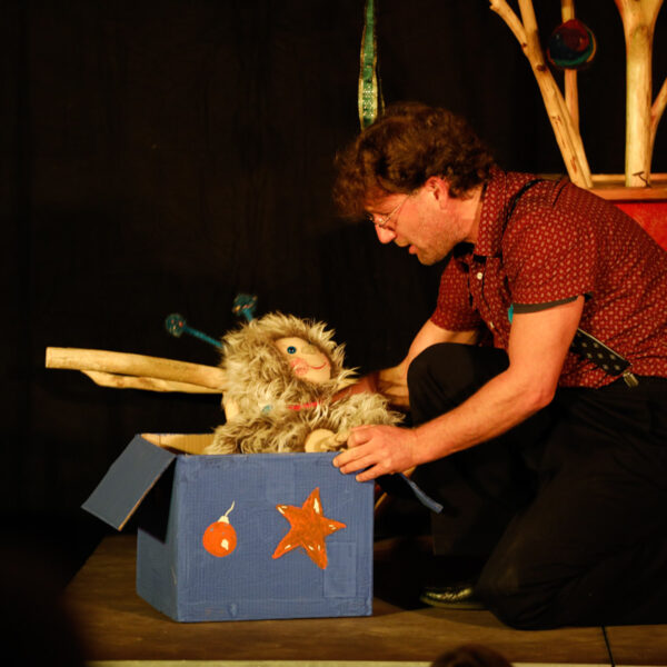 Bühnenfoto aus dem Stück Puschel und das Weihnachtskugeln