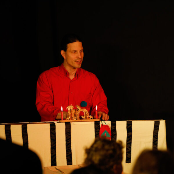 Bühnenfoto aus dem Stück Puschel und das Weihnachtskugeln