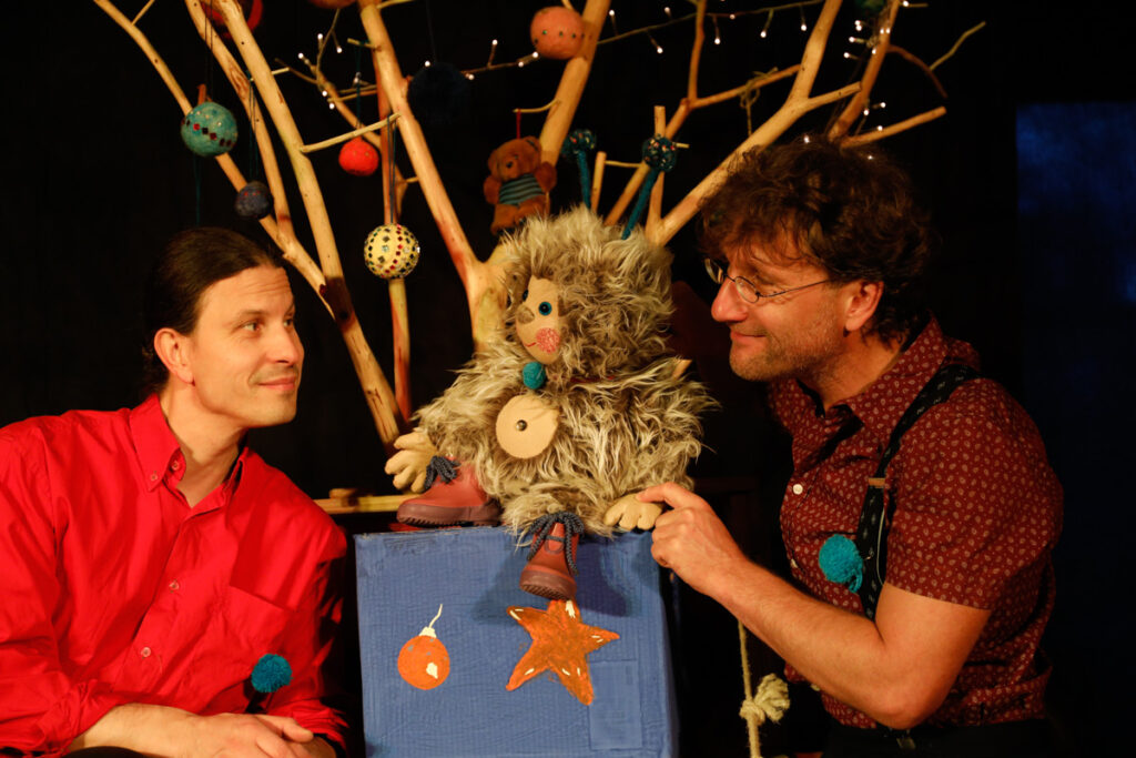 Bühnenfoto aus dem Stück Puschel und das Weihnachtskugeln