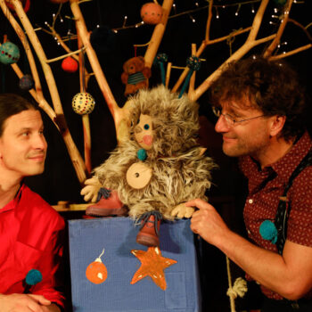 Bühnenfoto aus dem Stück Puschel und das Weihnachtskugeln