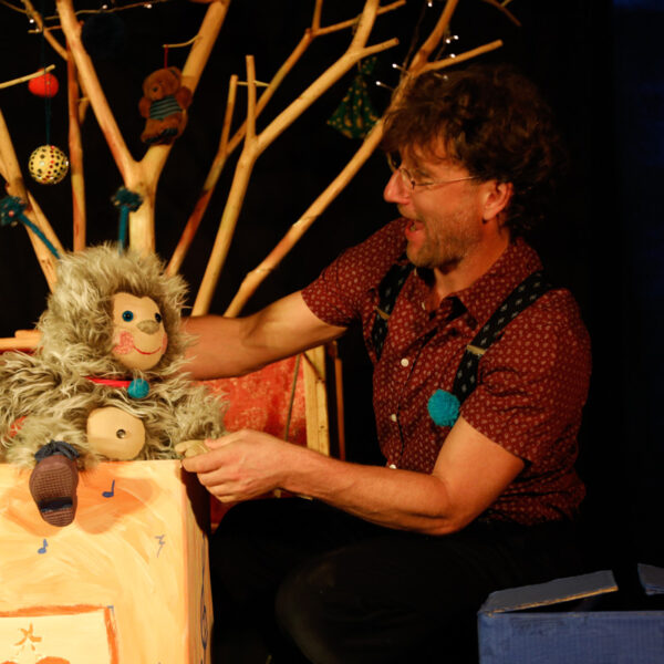 Bühnenfoto aus dem Stück Puschel und das Weihnachtskugeln