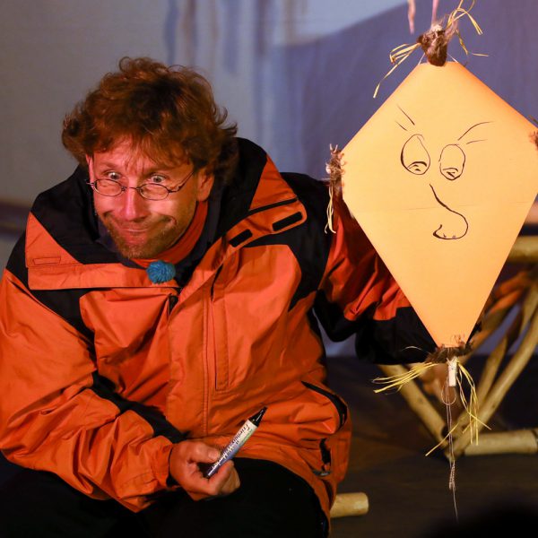 Bühnenfoto aus dem Stück Puschel feiert ein Herbstfest