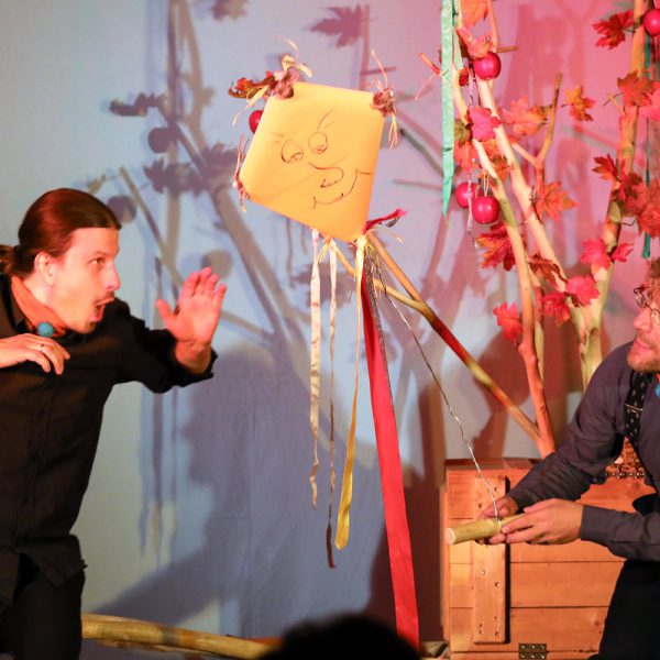 Bühnenfoto aus dem Stück Puschel feiert ein Herbstfest