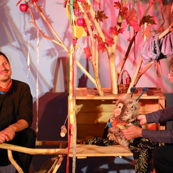 Bühnenfoto aus dem Stück Puschel feiert ein Herbstfest
