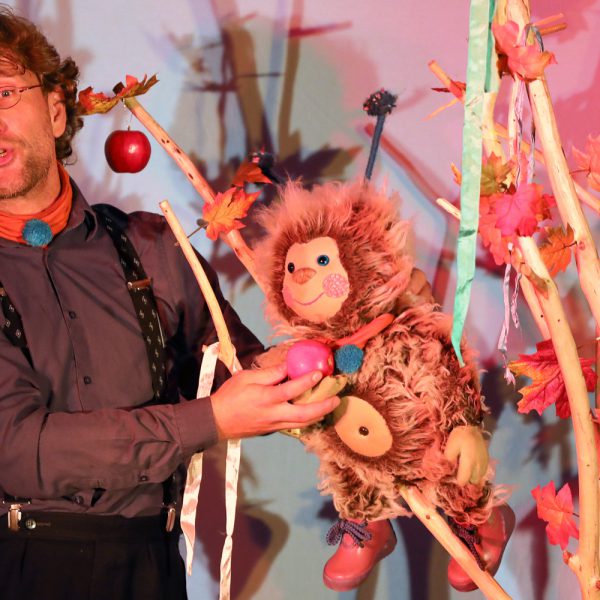 Bühnenfoto aus dem Stück Puschel feiert ein Herbstfest