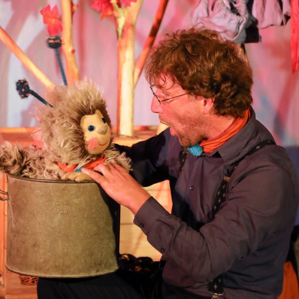 Bühnenfoto aus dem Stück Puschel feiert ein Herbstfest