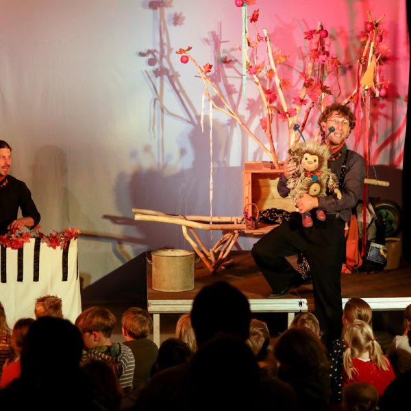 Bühnenfoto aus dem Stück Puschel feiert ein Herbstfest