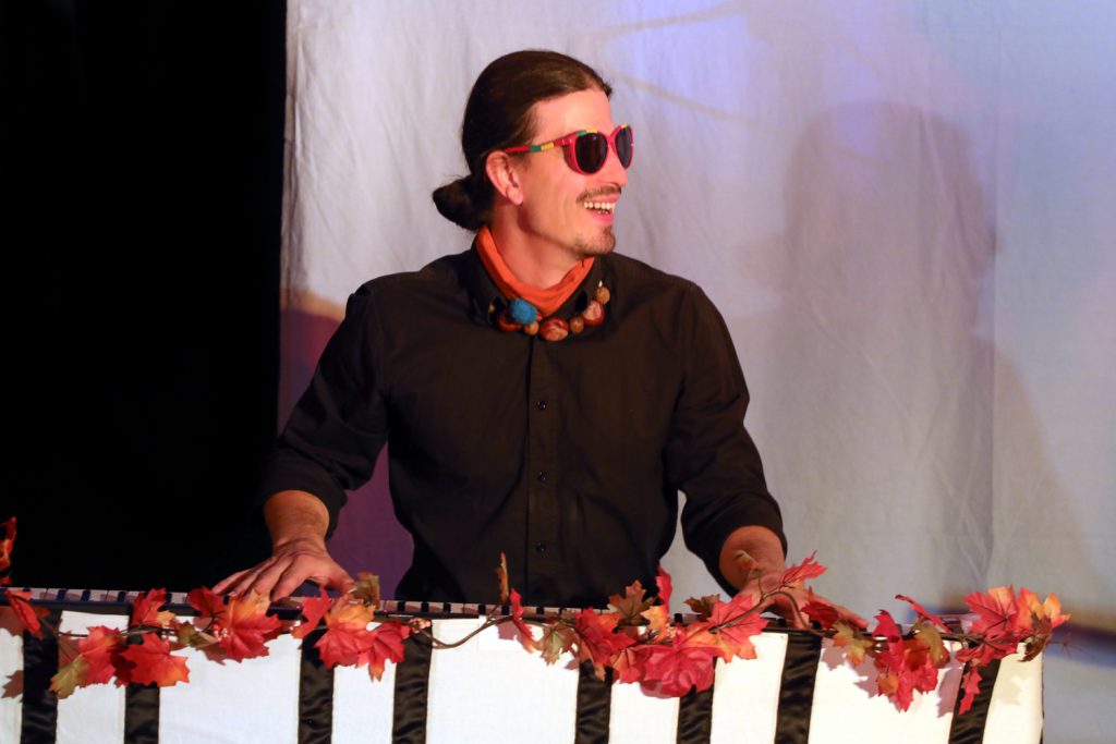 Bühnenfoto aus dem Stück Puschel feiert ein Herbstfest