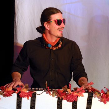 Bühnenfoto aus dem Stück Puschel feiert ein Herbstfest