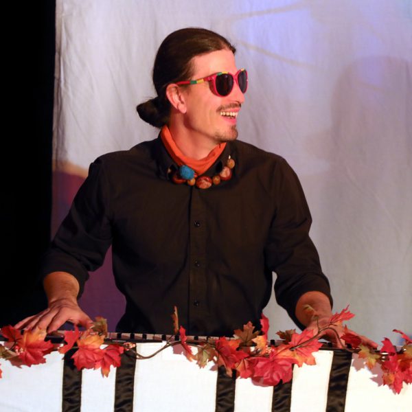 Bühnenfoto aus dem Stück Puschel feiert ein Herbstfest