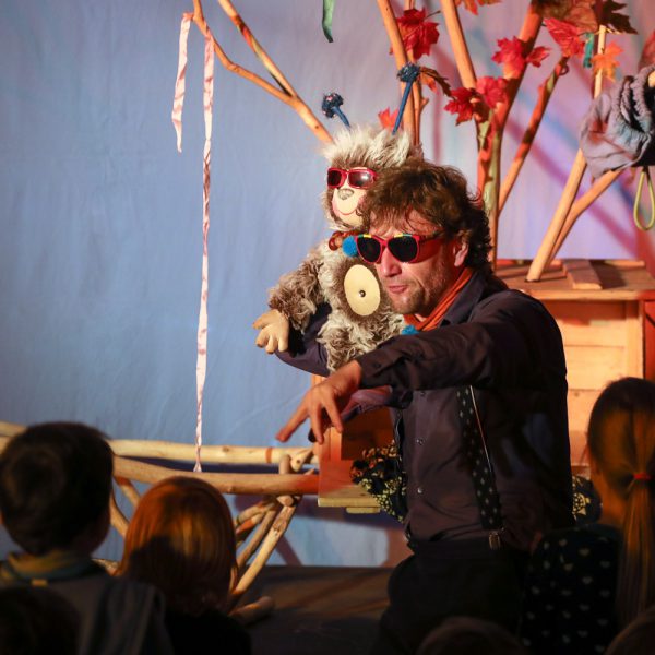 Bühnenfoto aus dem Stück Puschel feiert ein Herbstfest