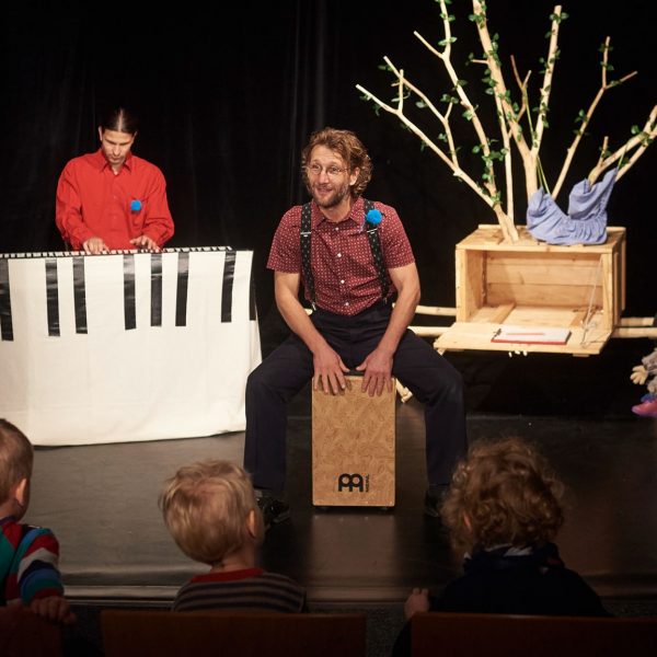 Bühnenfoto aus dem Stück Puschel und die Überraschungspost