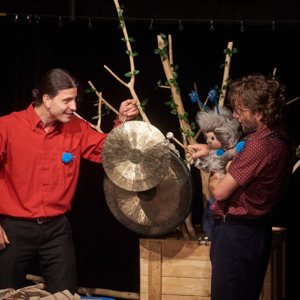 Bühnenfoto aus dem Stück Puschel und die Überraschungspost