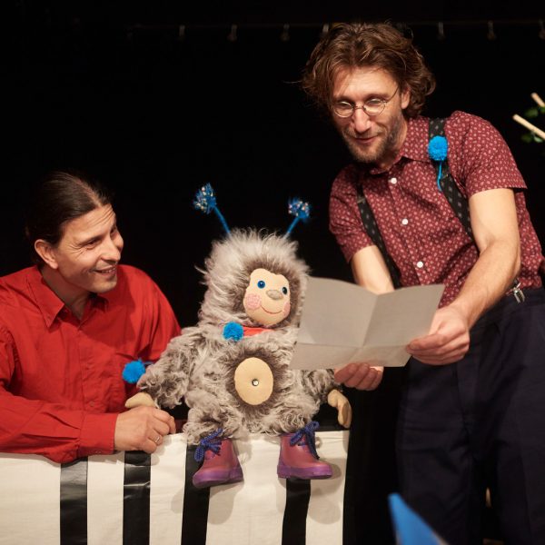 Bühnenfoto aus dem Stück Puschel und die Überraschungspost
