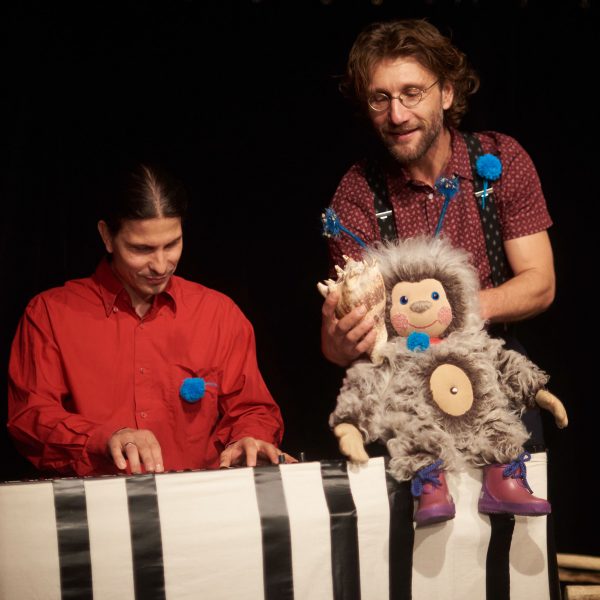 Bühnenfoto aus dem Stück Puschel und die Überraschungspost